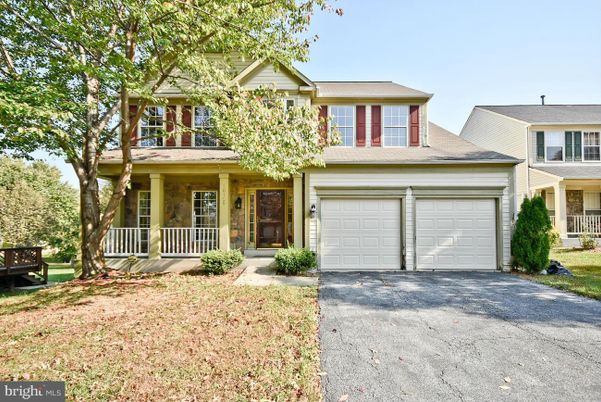 Attached, Exterior, Facade, American Craftsman