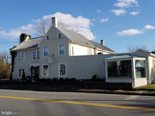 Exterior, Facade, Farmhouse