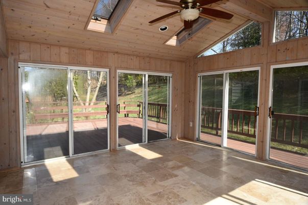Empty room, Interior, Sun Room, Wooden Ceilings, Wooden Walls