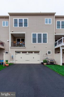 Attached, Exterior, Facade, Rowhouse