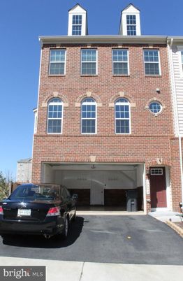 Exterior, Facade, Brick Facade, Rowhouse