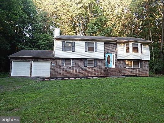 Attached, Exterior, Facade, Brick Facade, Raised Ranch