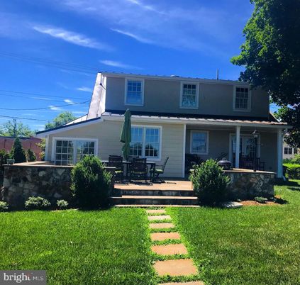 Exterior, Facade, American Foursquare