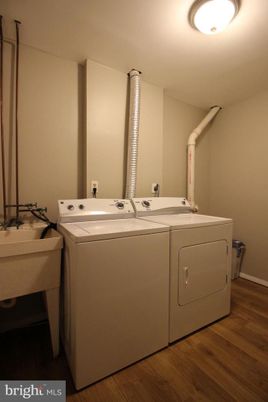 Interior, Washer, Wood Texture Flooring