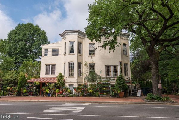 Exterior, Facade, Rowhouse