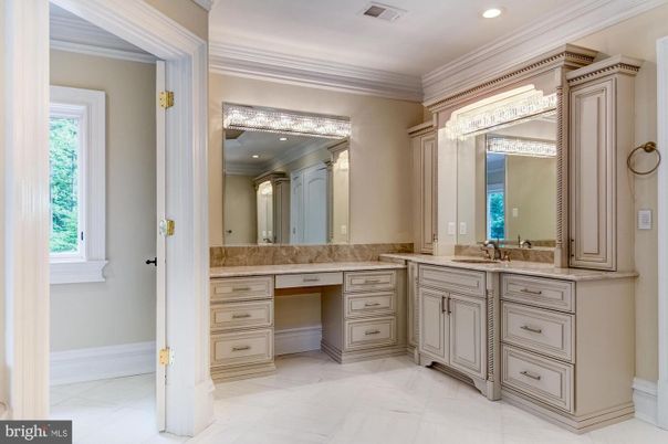 Bathroom, Dual Sink Vanities, Interior, Recessed Lighting