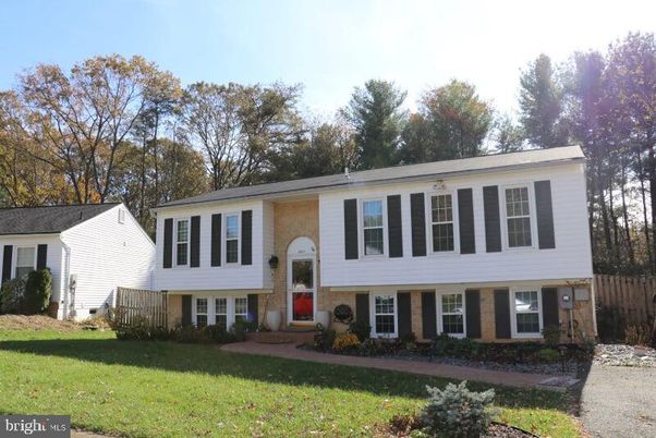 Exterior, Facade, Raised Ranch