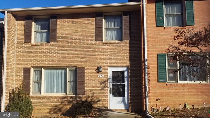 Exterior, Facade, Brick Facade, Rowhouse