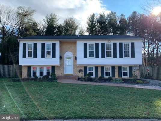 Exterior, Facade, Raised Ranch