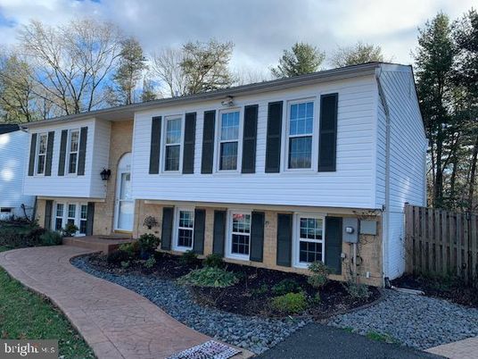 Exterior, Facade, Raised Ranch