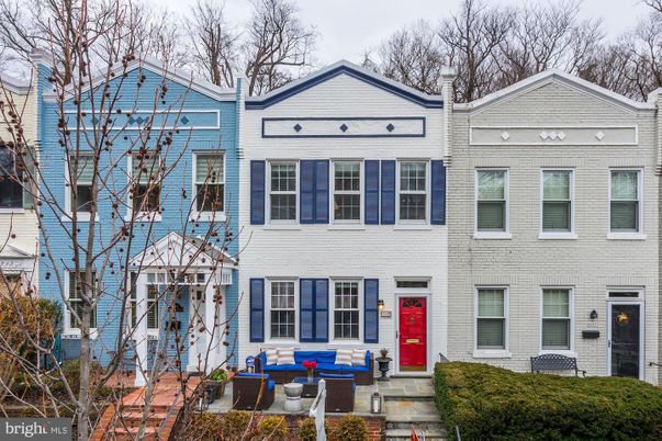 Exterior, Facade, Rowhouse