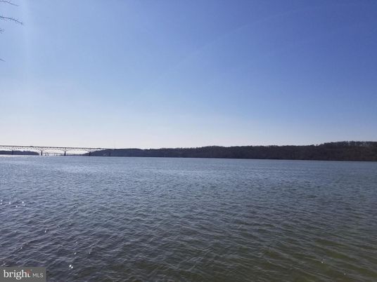 Exterior, Lake