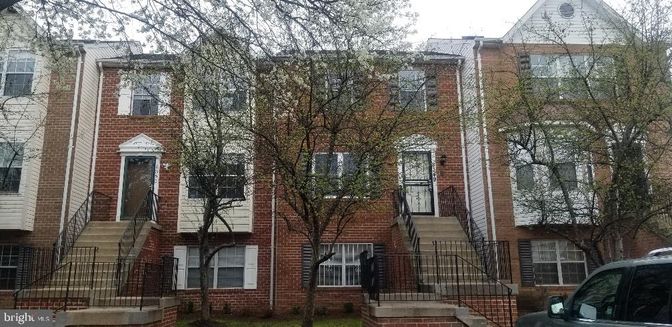 Exterior, Facade, Brick Facade, Rowhouse