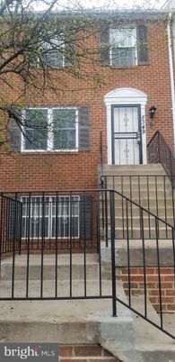 Exterior, Facade, Brick Facade, Rowhouse