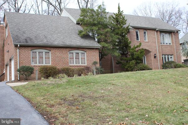Exterior, Facade, Brick Facade, Cape Cod