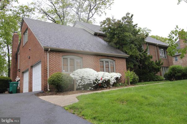 Attached, Exterior, Facade, Brick Facade, Cape Cod