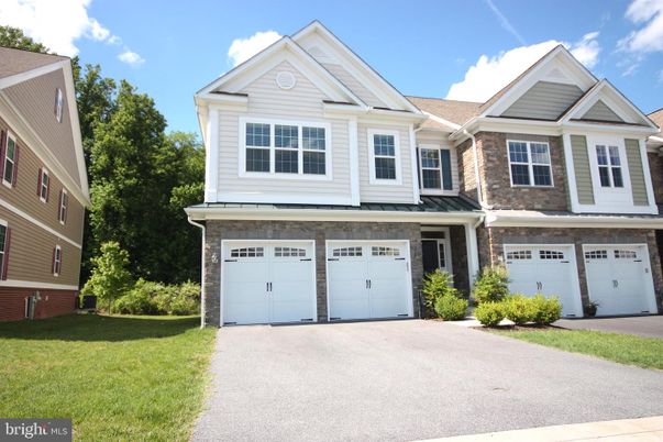 Attached, Exterior, Facade, Farmhouse