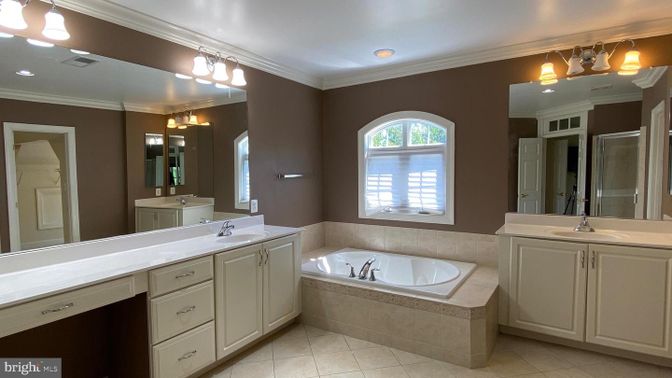 Bathroom, Dual Sink Vanities, Interior, Recessed Lighting