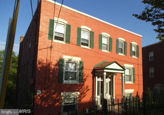 Exterior, Facade, Brick Facade, Rowhouse
