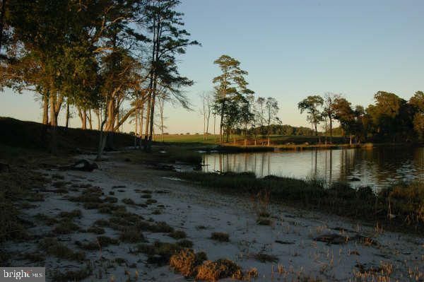 Exterior, Lake