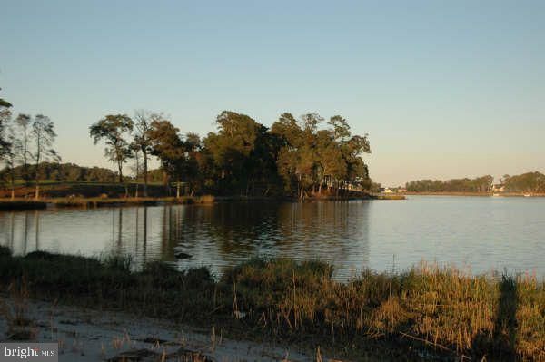 Exterior, Lake