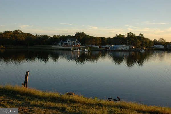 Exterior, Lake