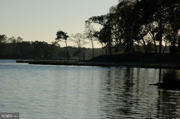 Exterior, Lake