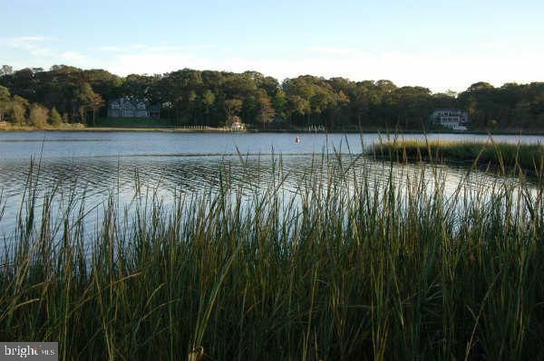 Exterior, Lake