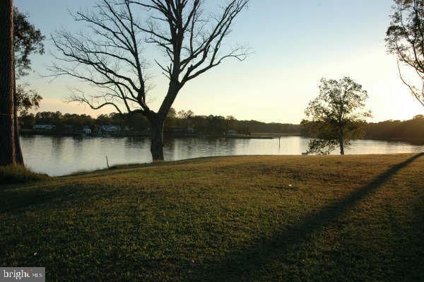 Exterior, Lake