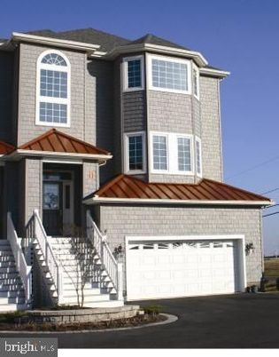 Attached, Exterior, Facade, Rowhouse