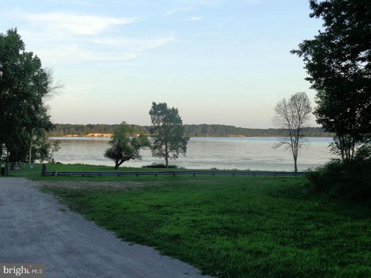 Exterior, Lake
