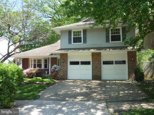 Attached, Exterior, Facade, Brick Facade, Split Level