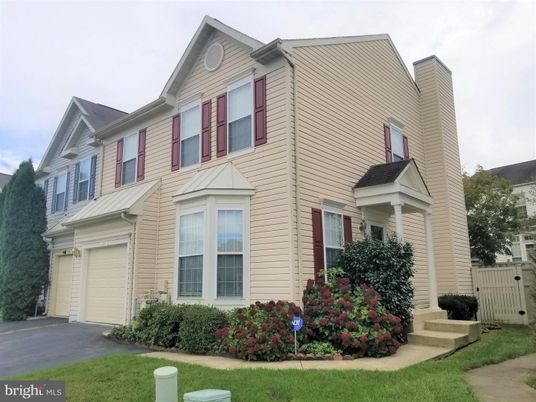 Attached, Exterior, Facade, Farmhouse