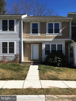 Exterior, Facade, Raised Ranch