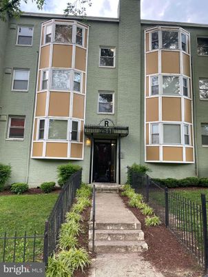 Exterior, Facade, Rowhouse