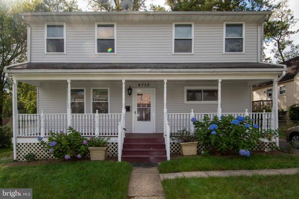Exterior, Facade, American Foursquare