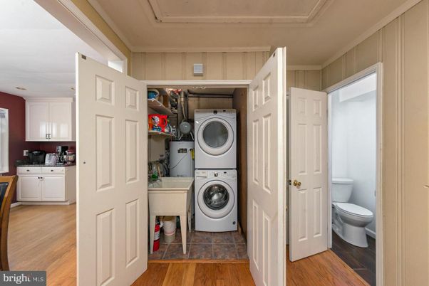 Interior, Utility Closets, Washer, Wood Texture Flooring