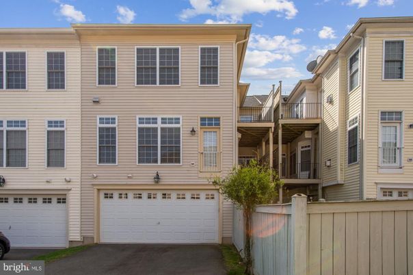 Attached, Exterior, Facade, Rowhouse