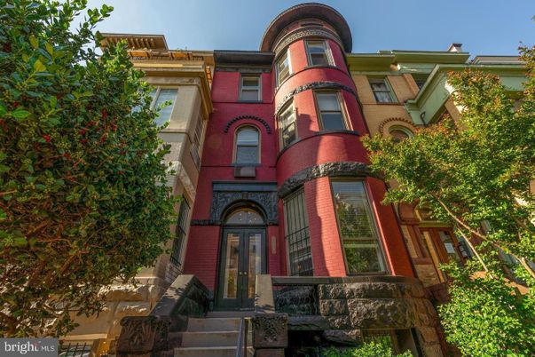 Exterior, Facade, Brick Facade, Rowhouse