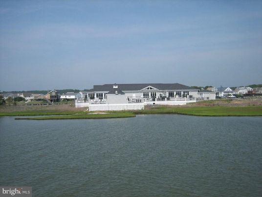Exterior, Lake