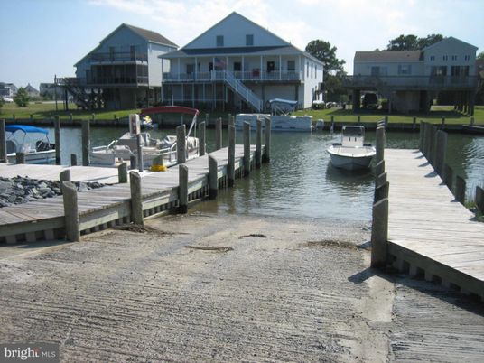 Exterior, Lake