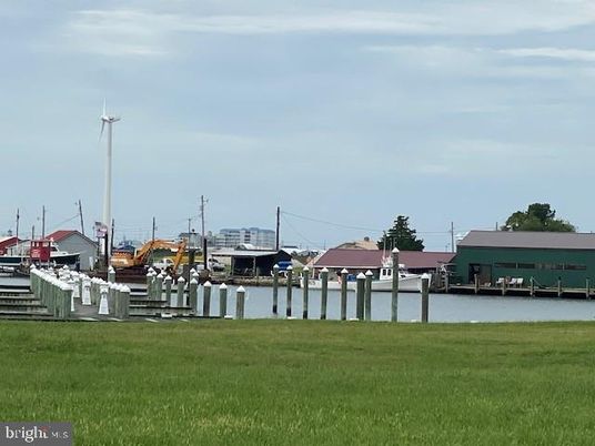 Exterior, Lake