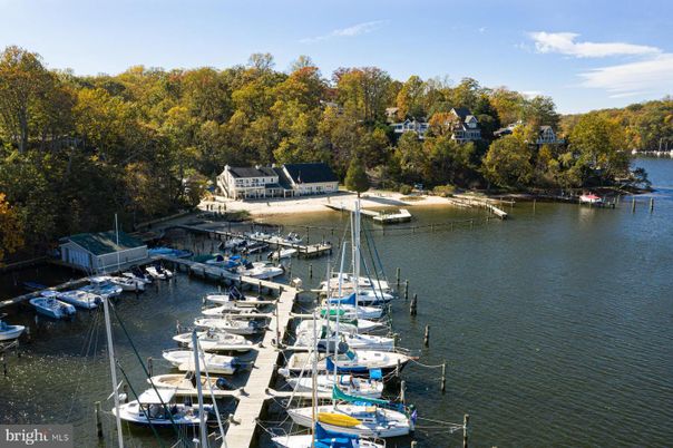 Exterior, Lake