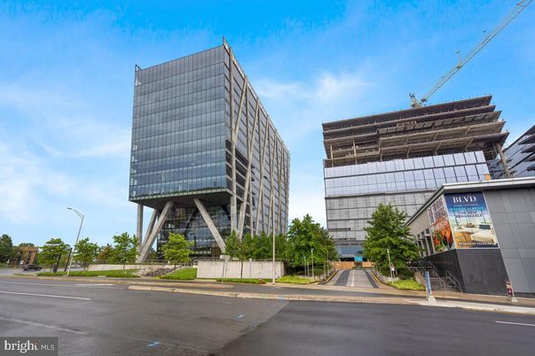 Exterior, Facade, Highrise