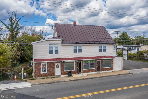 Exterior, Facade, Brick Facade, American Foursquare