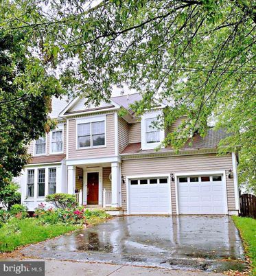 Attached, Exterior, Facade, Farmhouse