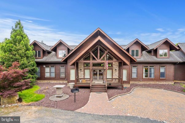 Exterior, Facade, Log Home