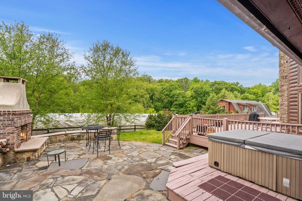 Exterior, Fireplace, Hot Tub
