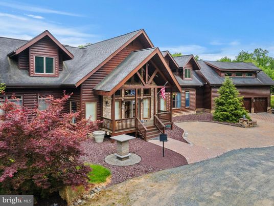 Exterior, Facade, Log Home