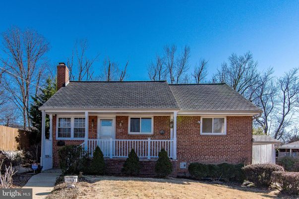 Exterior, Facade, Brick Facade, Cape Cod